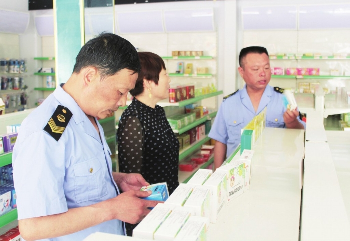 開(kāi)封市尉氏縣市場(chǎng)監(jiān)管局執(zhí)法人員在一家零售藥店檢查