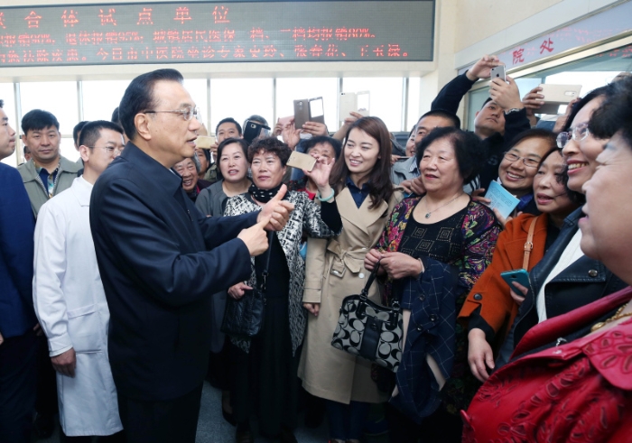 2017年4月20日，李克強總理在山東威海孫家疃醫院考察醫養結合情況。