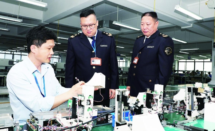 醫療器械監管人員深入醫療器械生產車間開展質量安全監督檢查。