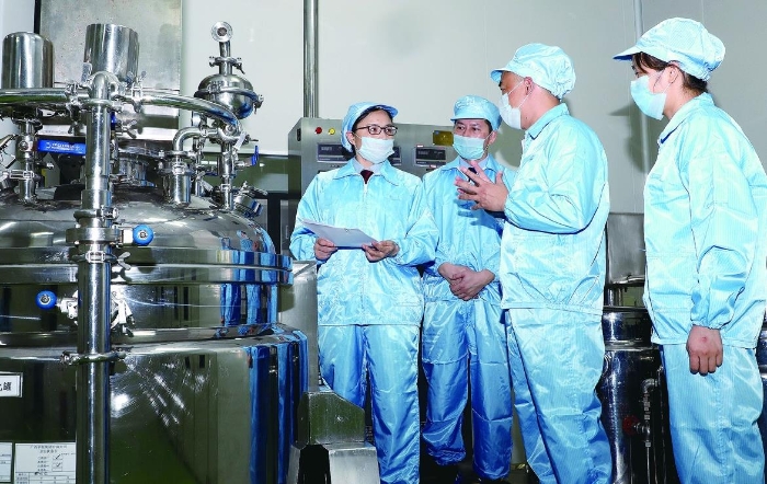 化妝品監管人員深入化妝品生產企業開展日常監督檢查。