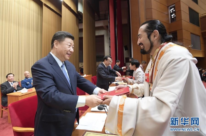 5.9月27日，全國民族團結進步表彰大會在北京舉行。這是習近平等向受表彰的模范集體和模范個人代表頒獎。