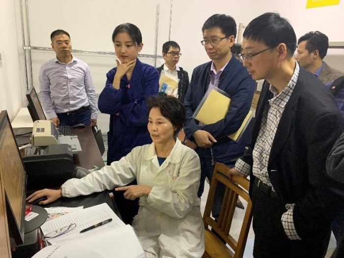 圖為參會人員參觀金華市中心醫院了解其信息化建設情況。何璇 攝