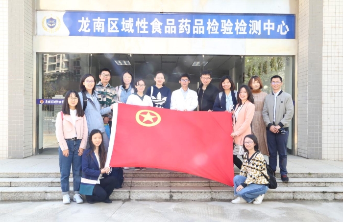 調研團在國家藥監局對口支援項目“龍南區域性食品藥品檢驗檢測中心”了解情況