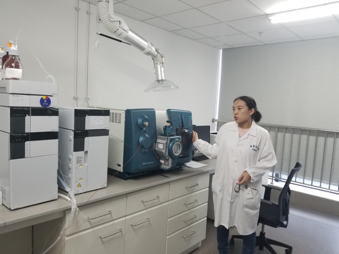 珠海市食品藥品檢驗所藥品室主任熊瑛向采訪團介紹該所先進設(shè)備 珠海市食品藥品檢驗所藥品室主任熊瑛向采訪團介紹該所先進設(shè)備