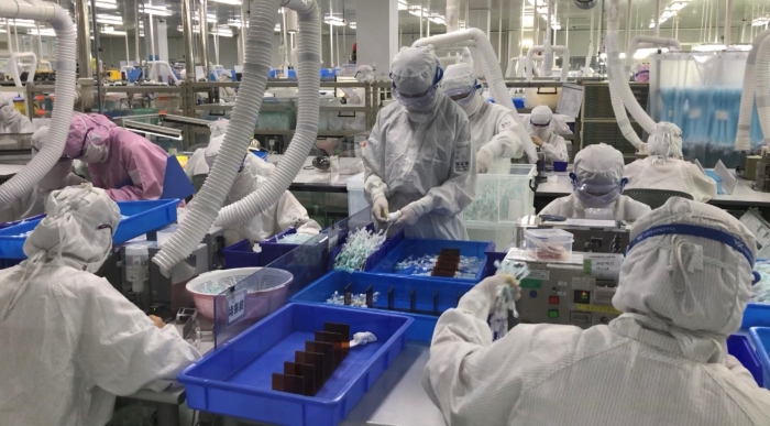 工作人員在組裝器械