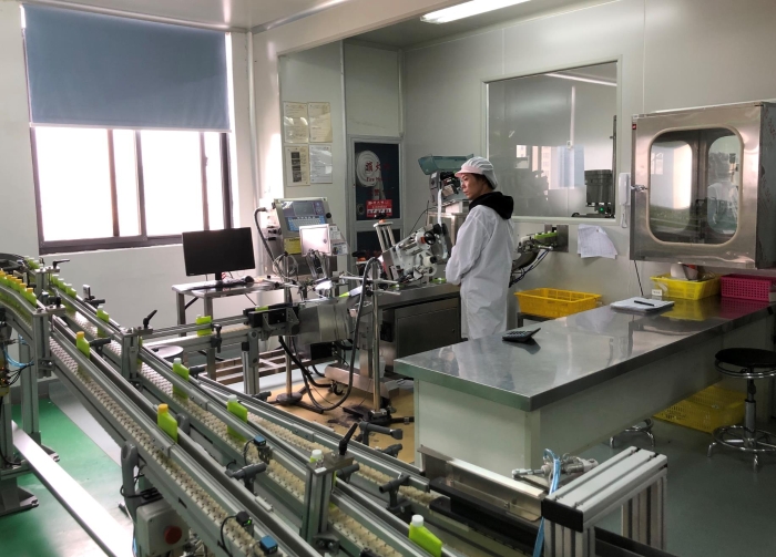 工人在生產線上作業(yè)