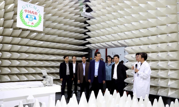 圖為廣西壯族自治區人民政府副主席李彬一行參觀廣西壯族自治區醫療器械檢測中心電磁兼容(EMC)檢測實驗室。(程奇 圖為廣西壯族自治區人民政府副主席李彬一行參觀廣西壯族自治區醫療器械檢測中心電磁兼容(EMC)檢測實驗室。(程奇