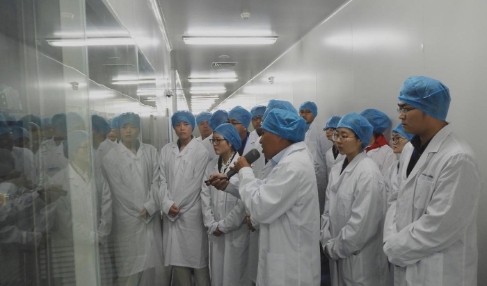 圖為參訓學員參觀玉溪沃森生物技術有限公司生產車間。 圖為參訓學員參觀玉溪沃森生物技術有限公司生產車間。