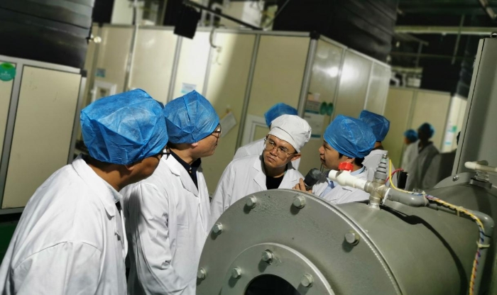 圖為參訓學員參觀玉溪沃森生物技術有限公司生產車間 圖為參訓學員參觀玉溪沃森生物技術有限公司生產車間