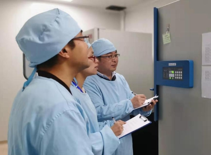 圖為派駐檢查員在疫苗生產企業檢查疫苗原液生產車間毒種庫（江蘇藥監局供圖）