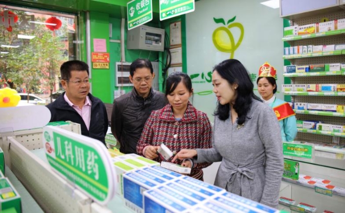 圖為檢查組在藥店進行檢查。(李舒雯攝) 圖為檢查組在藥店進行檢查。(李舒雯攝)