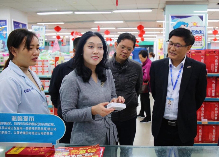 圖為檢查組在藥店進行檢查。李舒雯攝 圖為檢查組在藥店進行檢查。李舒雯攝