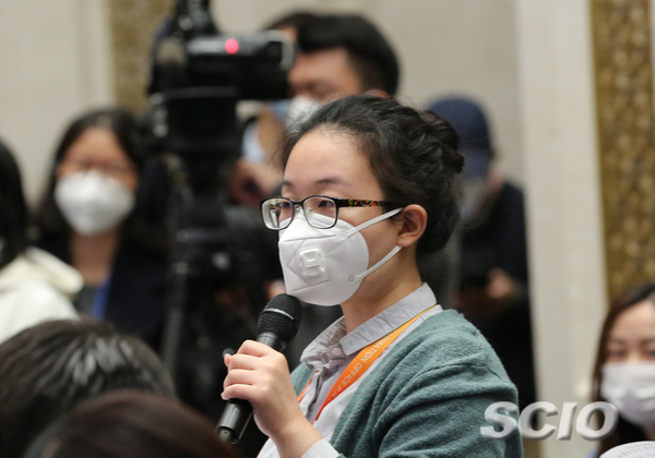 北京青年報記者提問（焦非 攝）