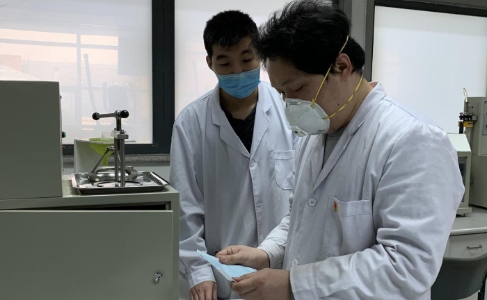 圖為醫用外科口罩測試樣品制備。（中國食品藥品網記者楊菲 攝）