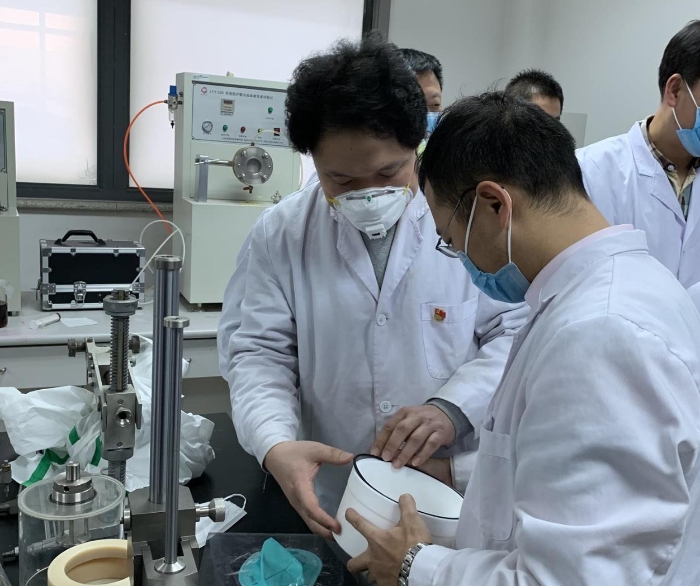 圖為醫用防護口罩過濾效率與氣流阻力測試。（中國食品藥品網記者楊菲 攝）