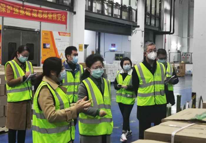 圖為檢查組在華潤集團廣東醫藥有限公司物流中心現場檢查。