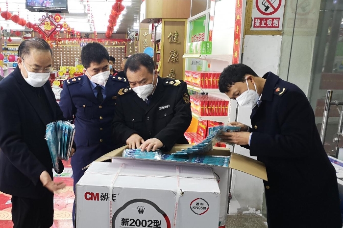 福建省藥品監管人員對藥企藥店進行不間斷巡查檢查