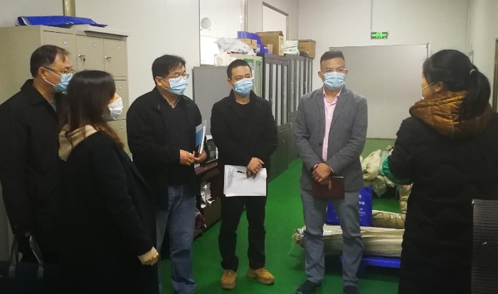 圖為廣西壯族自治區藥監局工作人員到一家企業調研，及時掌握疫情防控所需醫療器械庫存及產能情況。 