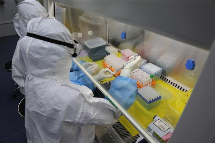 “火眼”自動化提取室內，檢測人員在進行自動化核酸提取的樣本準備。