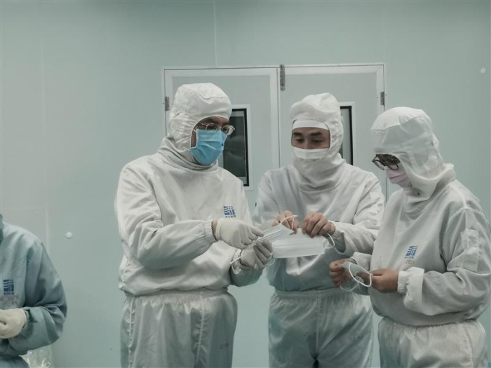 2月9日，海南省藥品監督管理局黨組書記、局長賈寧帶隊赴海南康芝藥業股份有限公司，現場指導醫用口罩生產籌備工作。海南省局供圖