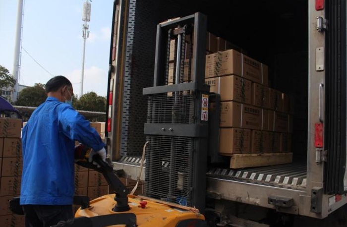 工作人員正在運送藥品