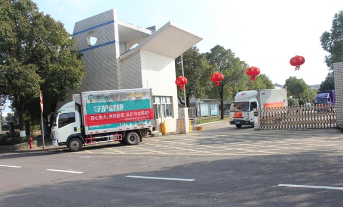 貨運車隊滿載麻杏宣肺顆粒駛出廠區