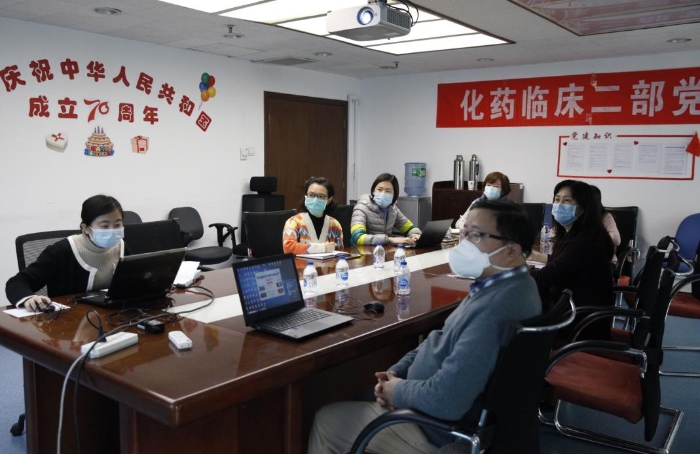 應急工作組正在討論治療新型冠狀病毒肺炎品種的審評。