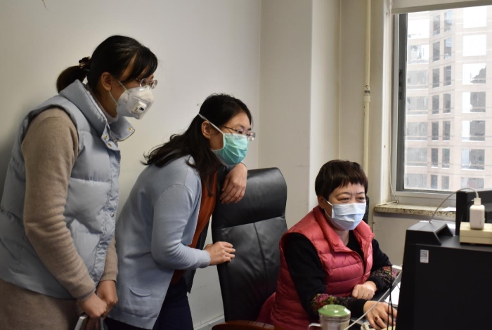 正在工作中的馬玉楠部長、劉宗英老師與劉麗鶴。