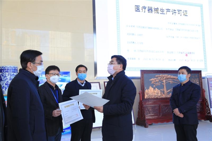 圖為甘肅省藥監(jiān)局副局長王宗偉（右二）為三家企業(yè)發(fā)放臨時(shí)《醫(yī)療器械注冊證》和《醫(yī)療器械生產(chǎn)許可證》 （中國食品藥品網(wǎng)記者丁怡媛 攝）