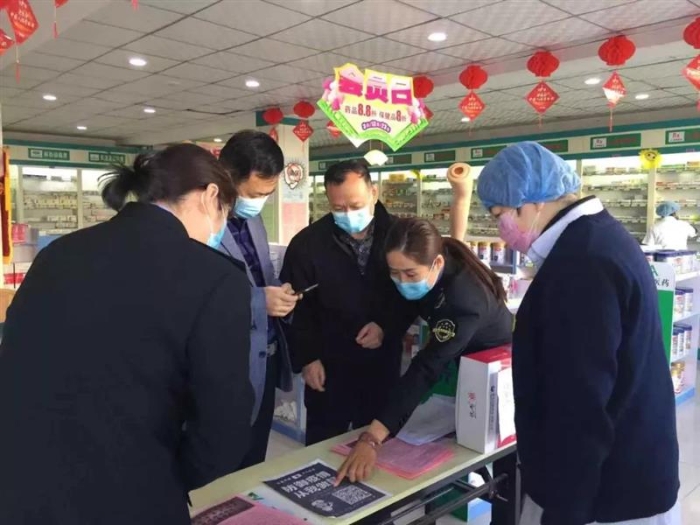 圖為該局執法人員在一家藥店檢查。 (2)