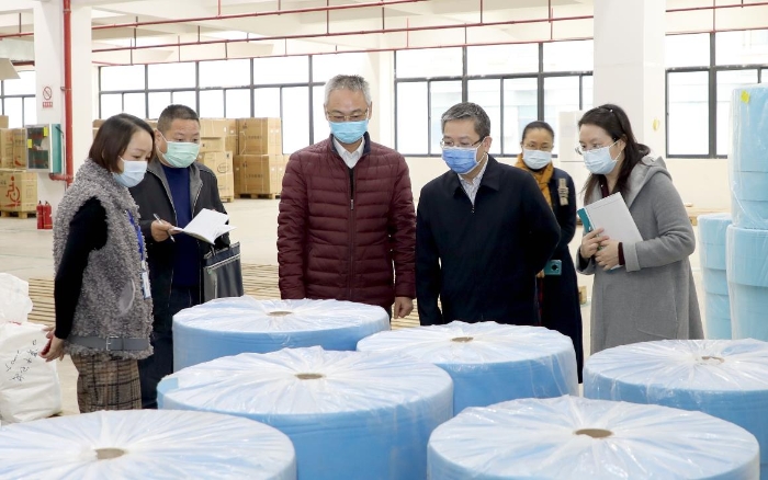 圖為監管人員深入企業了解防控用品生產物資儲備情況。程奇攝