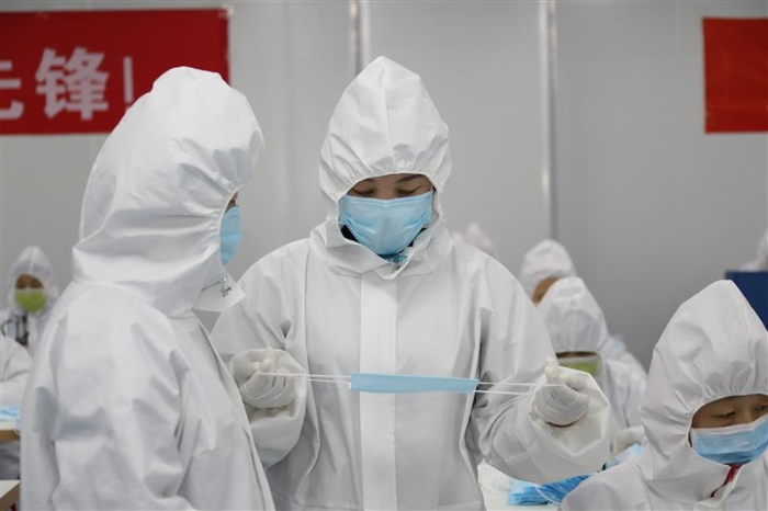 新疆維吾爾自治區藥監局駐企特派員馬小華(右)正在與企業質量負責人溝通口罩生產中遇到的問題。(馬少賓 攝) 新疆維吾爾自治區藥監局駐企特派員馬小華(右)正在與企業質量負責人溝通口罩生產中遇到的問題。(馬少賓 攝)