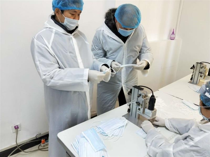 新疆維吾爾自治區藥監局特派員余俊華(左)在企業指導工作,解決企業生產中遇到的難題。(馬少賓 攝) 新疆維吾爾自治區藥監局特派員余俊華(左)在企業指導工作,解決企業生產中遇到的難題。(馬少賓 攝)