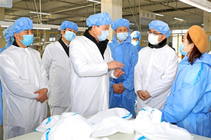 圖為陜西省藥監局黨組書記、局長應宏鋒（左三）一行赴醫用防護用品生產企業督導檢查。（趙光 攝）