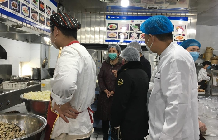 哈密市市場監(jiān)管人員開展現(xiàn)場檢查。