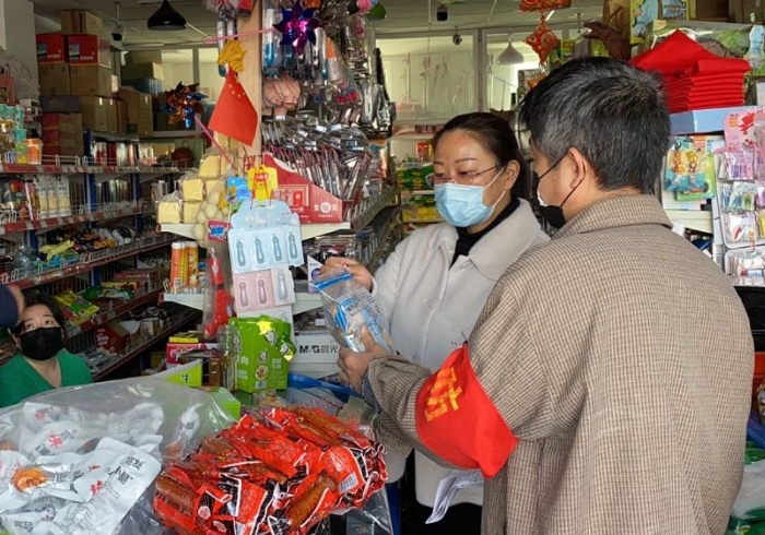 獨(dú)山子區(qū)市場監(jiān)管人員開展現(xiàn)場檢查。