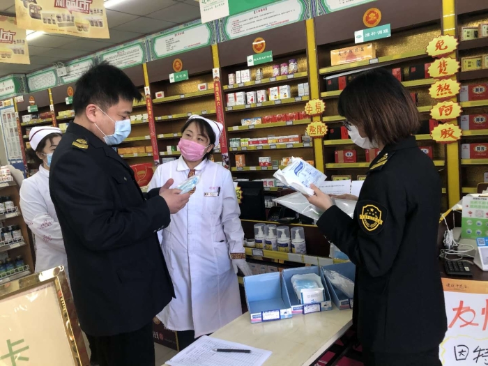 圖為濟南市歷城區市場監管局藥械監管科執法人員對山東建聯盛嘉中藥有限公司花園路分店進行飛行檢查。（歷城區市場監管局供圖）