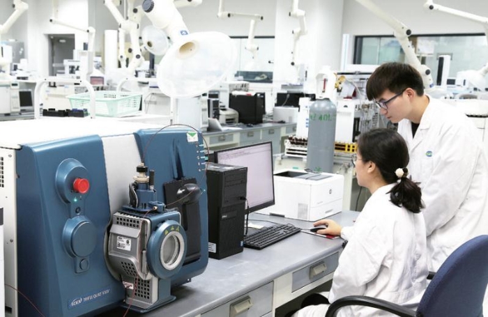 上海市食藥檢所中藥室技術人員在進行中藥中農藥殘留量檢測。