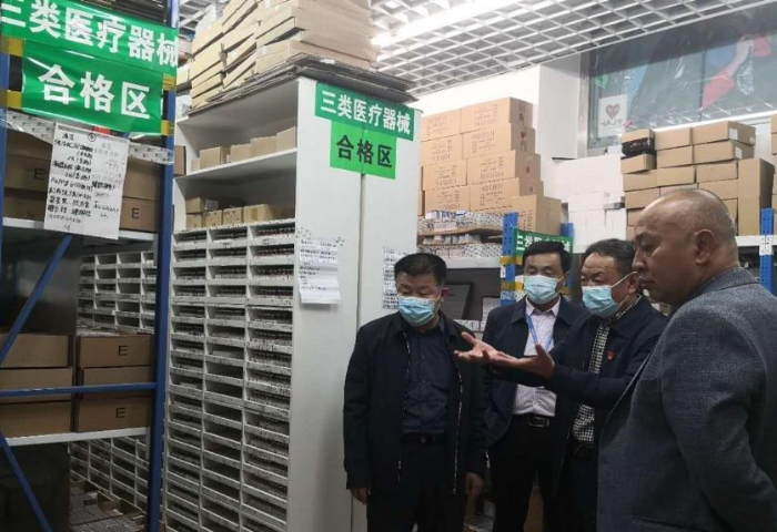 調研組正在對醫療器械經營企業進行檢查。（楊鴻雁 攝）