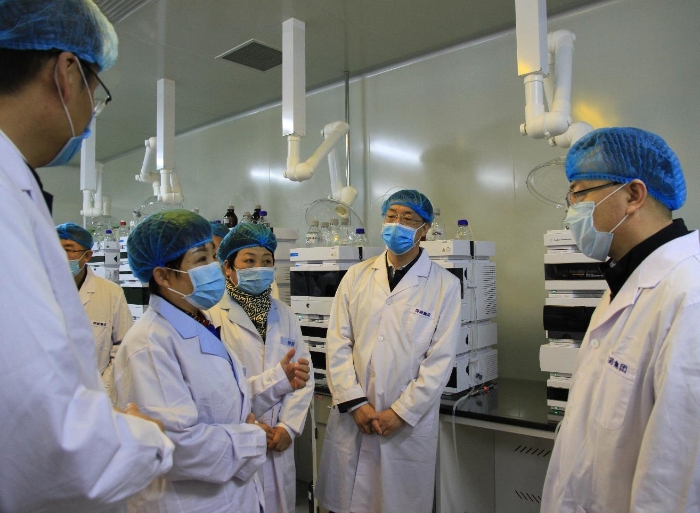 圖為山西省藥品監管局黨組書記、局長贠亞明(右一)在大同聽取藥品檢測能力建設情況。