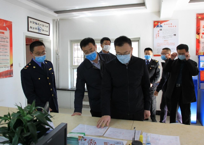 圖為山西省藥品監管局黨組書記、局長贠亞明(中)在大同調研藥品安全智慧監管情況。