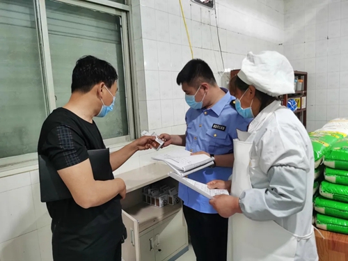 河北保定市市場監管部門全力保障第二批復學學校食堂食品安全