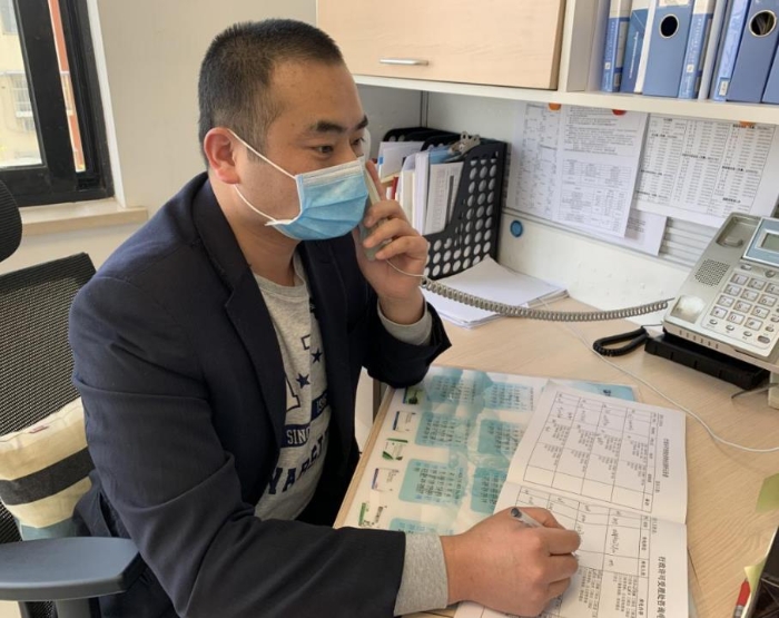 工作人員耐心解答行政相對人電話咨詢 工作人員耐心解答行政相對人電話咨詢