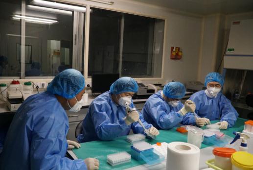 周海衛(wèi)（左二）在工作中。