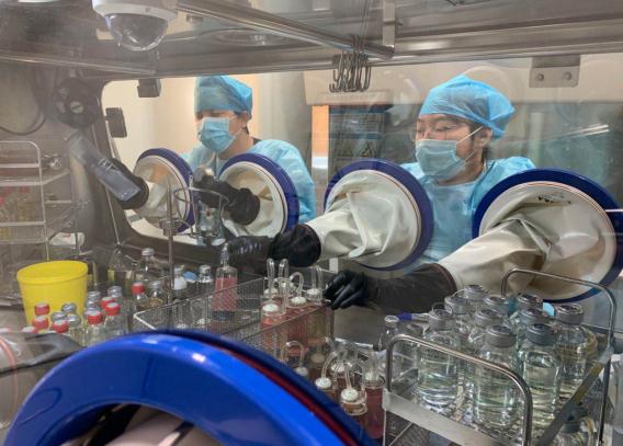 圖為正在做新冠疫苗無菌檢查試驗的胡玥（右）