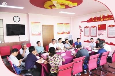 圖為學員們在黨校資料室交流研討。