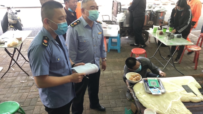 執法人員檢查轄區早餐經營店、早餐經營攤販現場