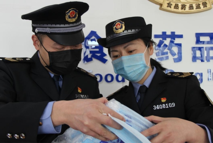 執法人員在查驗假冒醫用口罩 孫斌園 攝