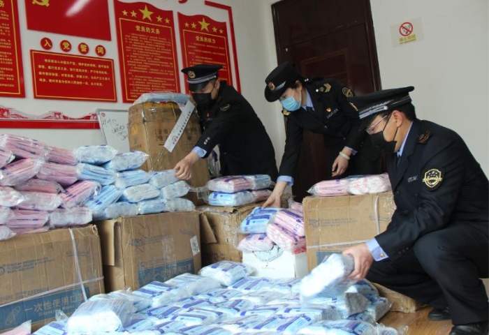 執法人員在清點查扣的假冒醫用口罩 孫斌園攝