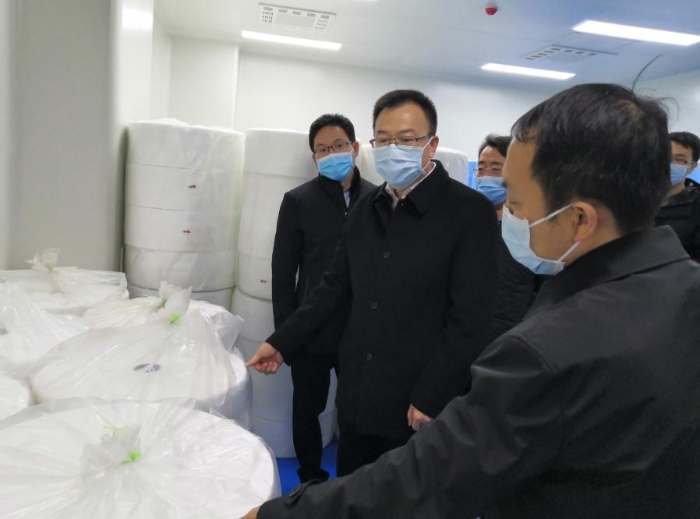 山西省藥監局黨組書記、局長贠亞明（左二）帶隊指導幫扶企業